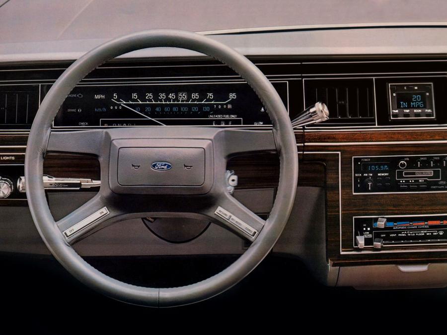  Ford LTD Crown Victoria 1983 года  (фото 4 из 10)